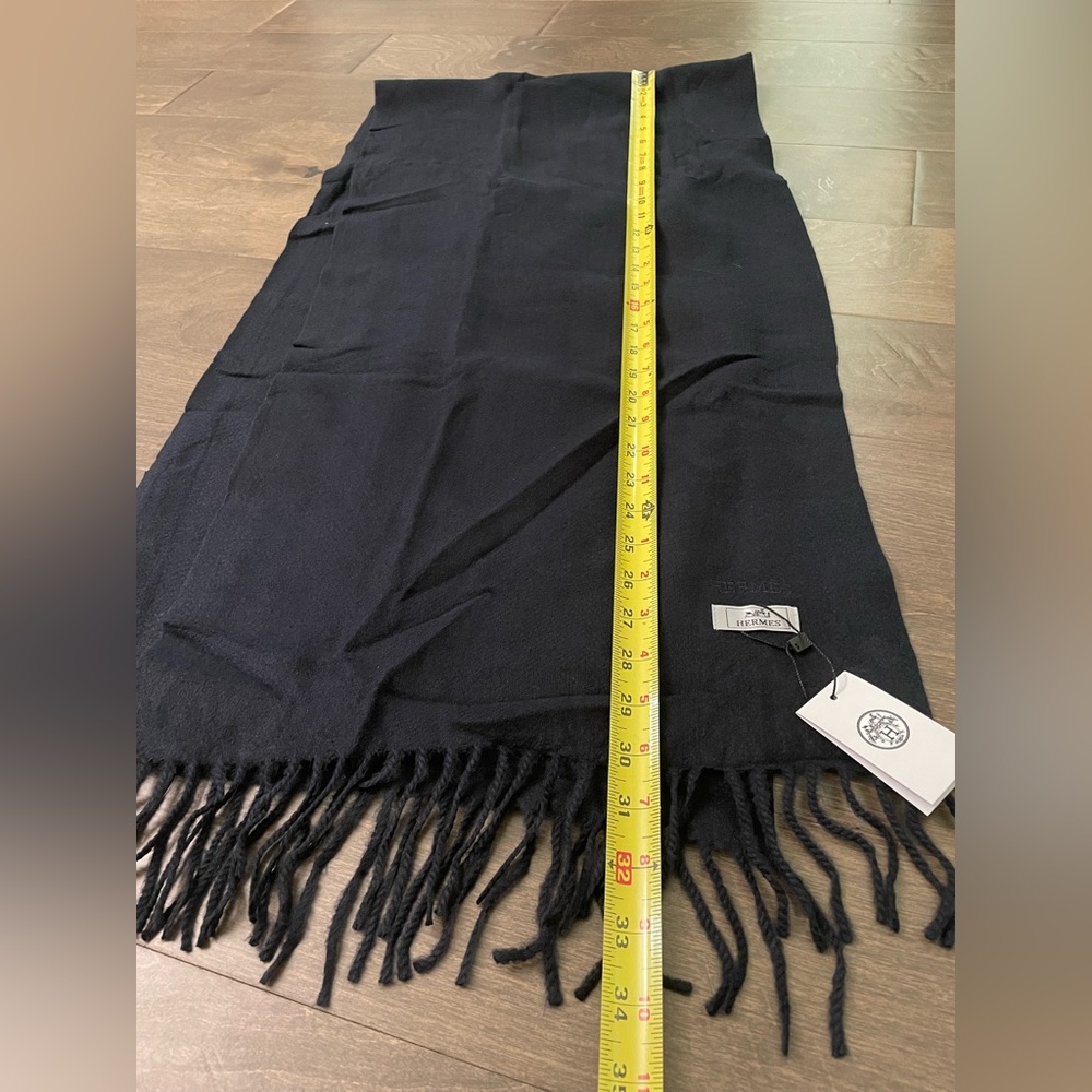 Hermes black scarf with receipt purchased from Galleria in Hong Kong - Picture 4 of 5